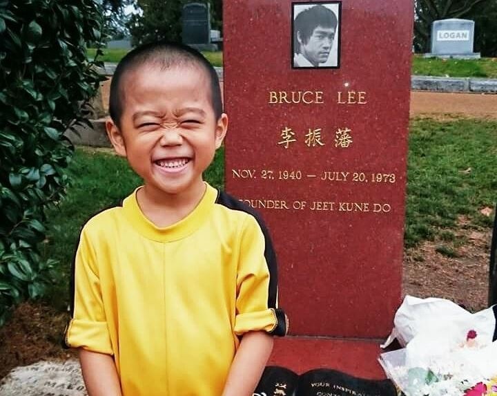 Cau be bieu dien con nhi khuc ben mo Ly Tieu Long hinh anh