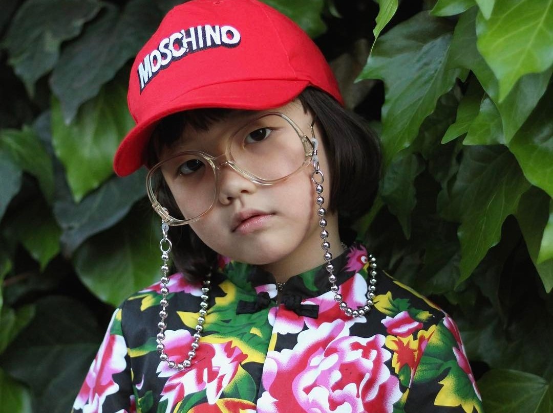 Co be 6 tuoi noi tieng voi phong cach thoi trang sanh dieu hinh anh