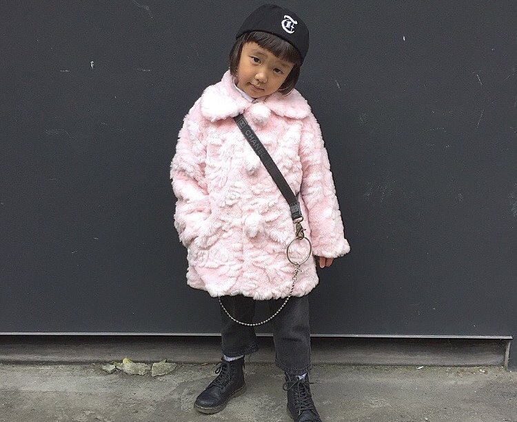 Fashionista nhi cua Nhat Ban sanh dieu khi di mua sam hinh anh