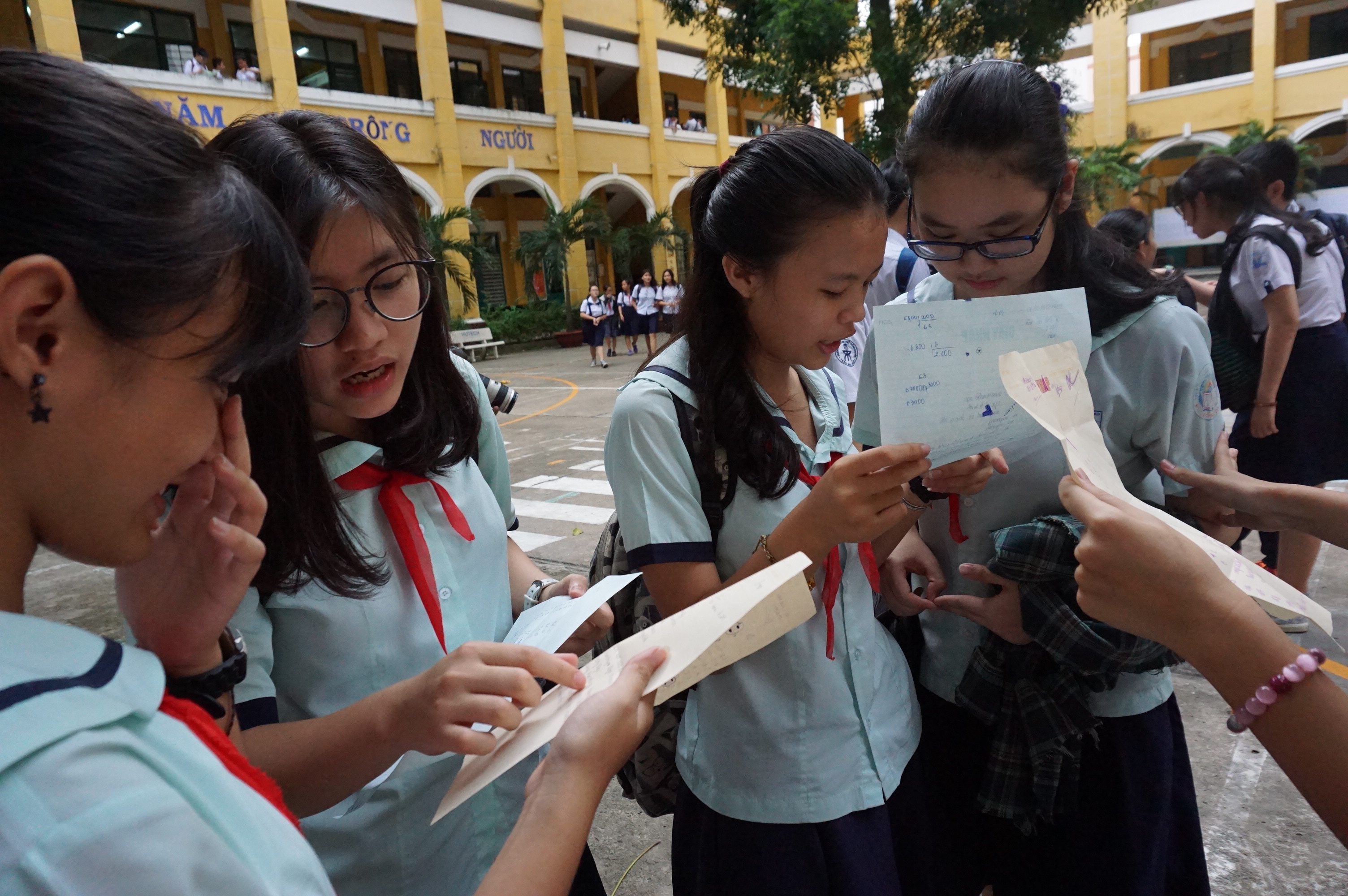 tuyen sinh vao 10,  TP.HCM,  ngay thi dau tien,  thi sinh vang anh 1