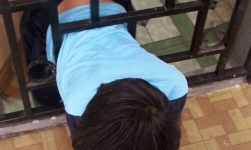 cau be bi mac ket khi tron di choi anh 1