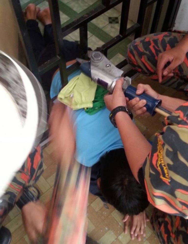 cau be bi mac ket khi tron di choi anh 2