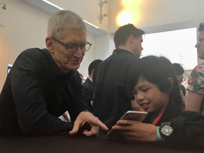 cau be duoc Tim Cook khen anh 1