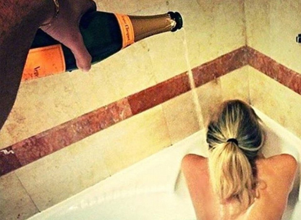 Hoi con nha giau Thuy Si tam bang ruou, suot ngay khoe hang hieu hinh anh