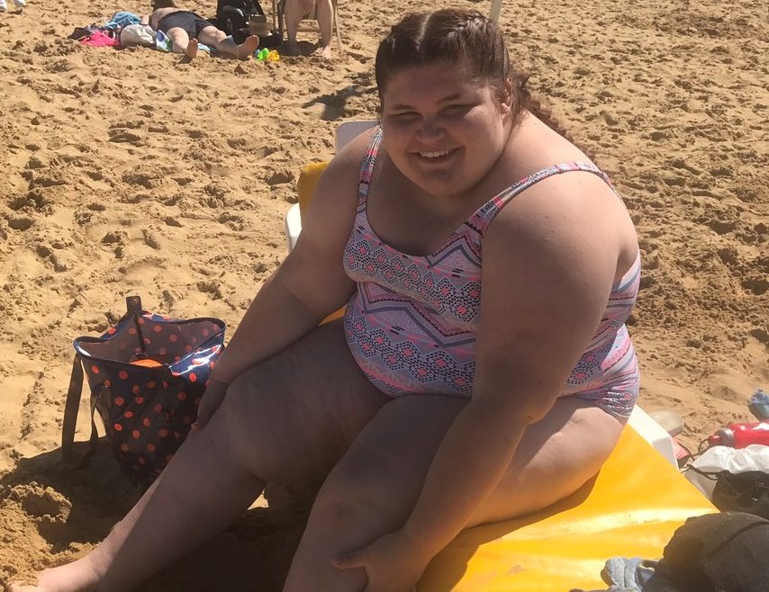 Bi bat nat vi beo, co gai quyet tam mac bikini ra bien hinh anh