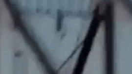 Nam thanh nien thiet mang khi tay khong leo cau hinh anh