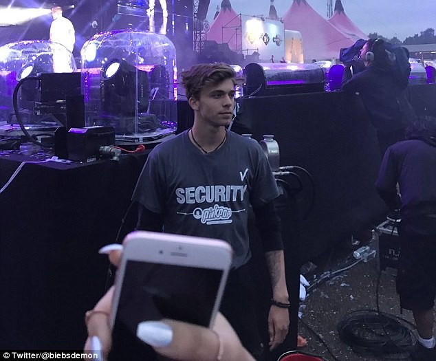 vệ sĩ điển trai tại buổi diễn của Justin Bieber ảnh 1 ve si dien trai tai buoi dien cua Justin Bieber anh 1