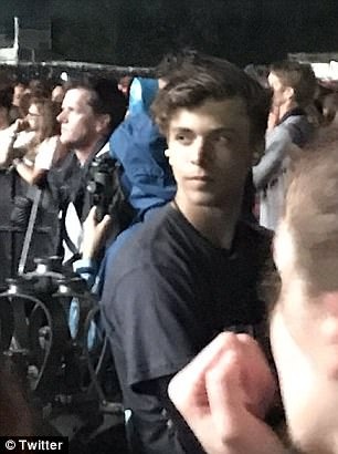 vệ sĩ điển trai tại buổi diễn của Justin Bieber ảnh 2 ve si dien trai tai buoi dien cua Justin Bieber anh 2