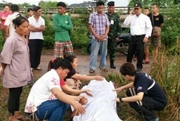 Tuong gap may, chang trai chet tham khi lay goi tien tren cot dien hinh anh