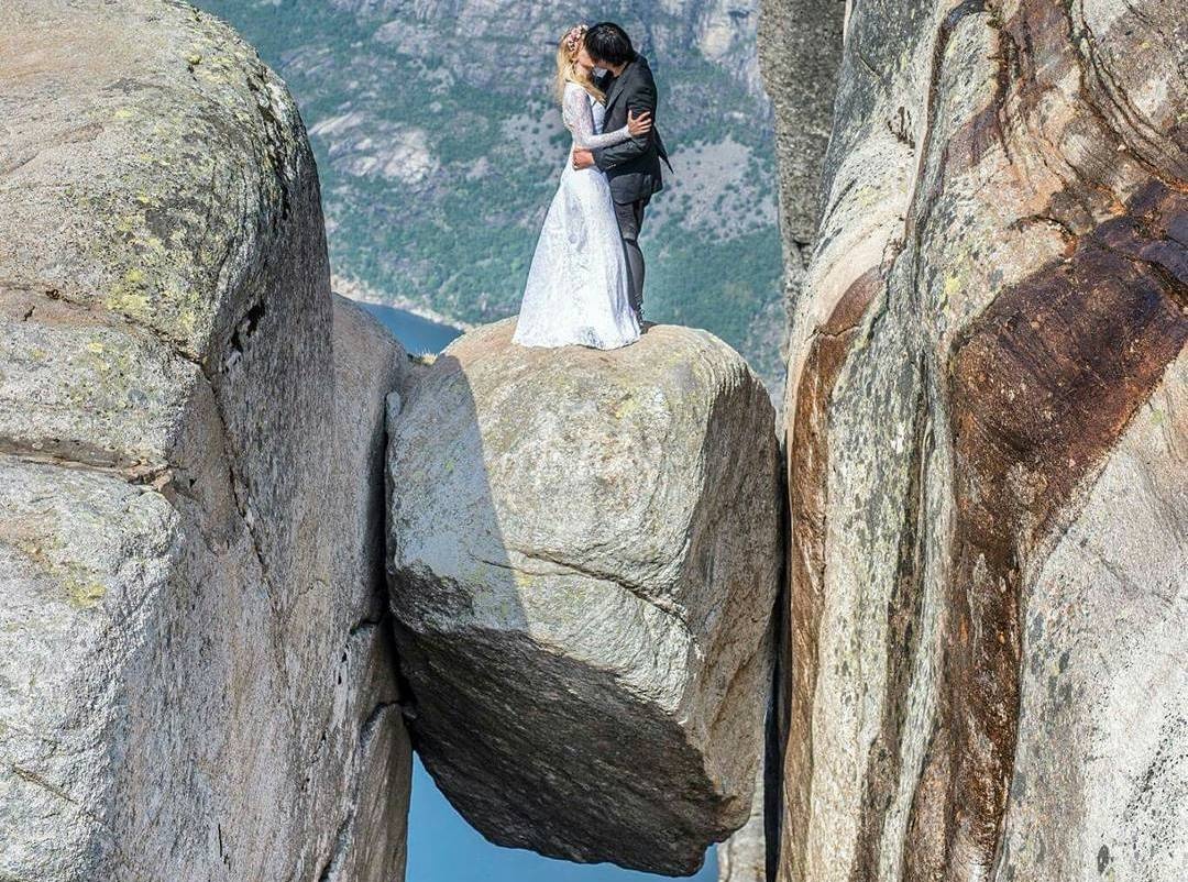 Doi tre noi tieng voi bo anh hon nhau tren khap the gian hinh anh