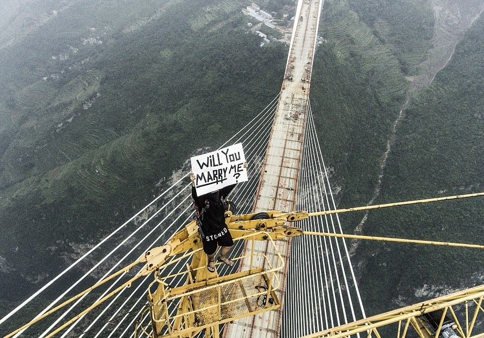 Chang trai cau hon ban gai tai cay cau cao nhat the gioi hinh anh