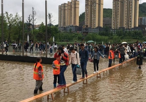 lao công cõng sinh viên ảnh 3 lao cong cong sinh vien anh 3