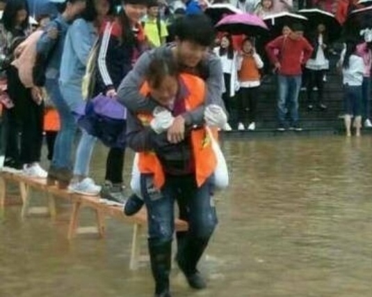 Dan sinh vien bi len an khi nho lao cong cong qua cho ngap nuoc hinh anh