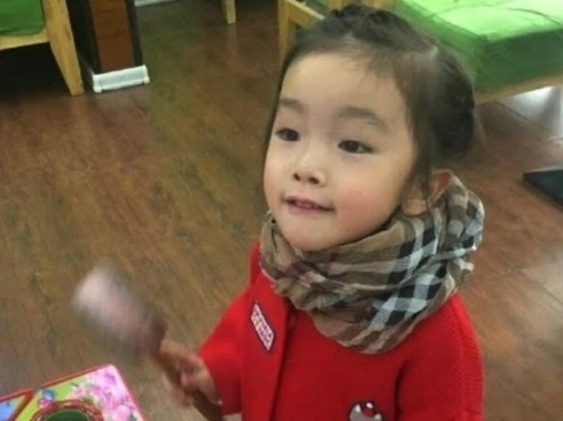 Be gai qua doi sau khi bi giao vien dan bang keo bit mieng hinh anh