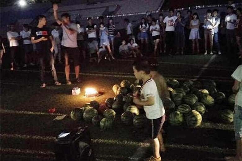 níu kéo bạn gái bằng 99 quả dưa hấu ảnh 1 niu keo ban gai bang 99 qua dua hau anh 1