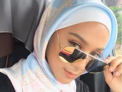 'Hot girl lai xe may ban kem' bat ngo noi tieng tren mang hinh anh