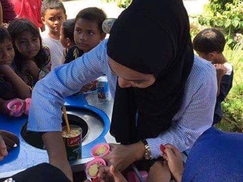 Co gai xinh dep phu cha ban kem hinh anh