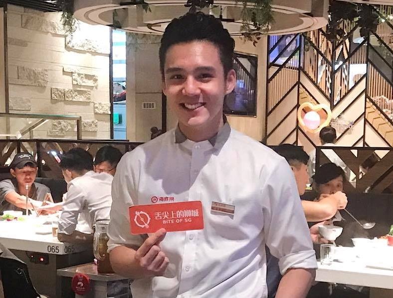 Nam phuc vu dien trai noi tieng tren mang hinh anh