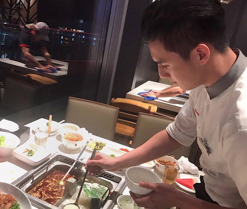 nam phuc vu dep trai anh 2