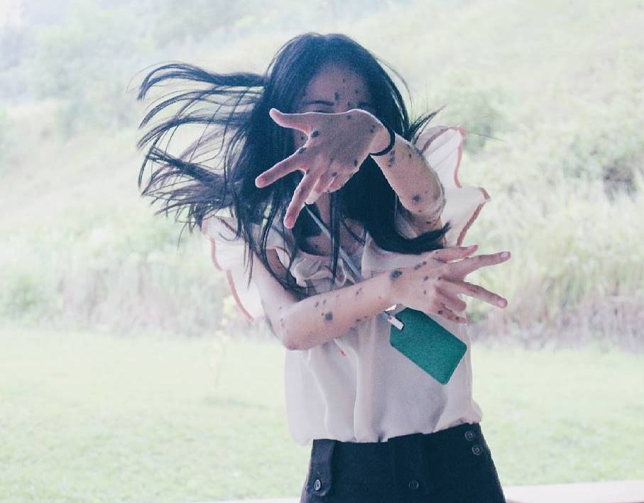 Co gai da lom dom khoe giong hat trong treo hinh anh