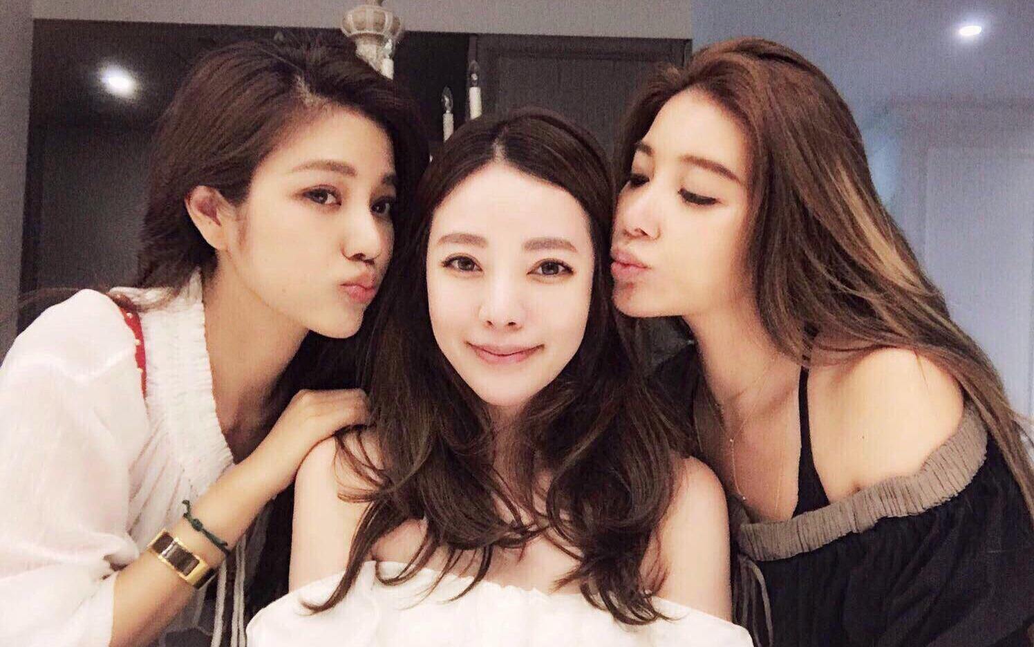 Ba chi em U50 noi tieng tren mang vi qua tre trung, goi cam hinh anh