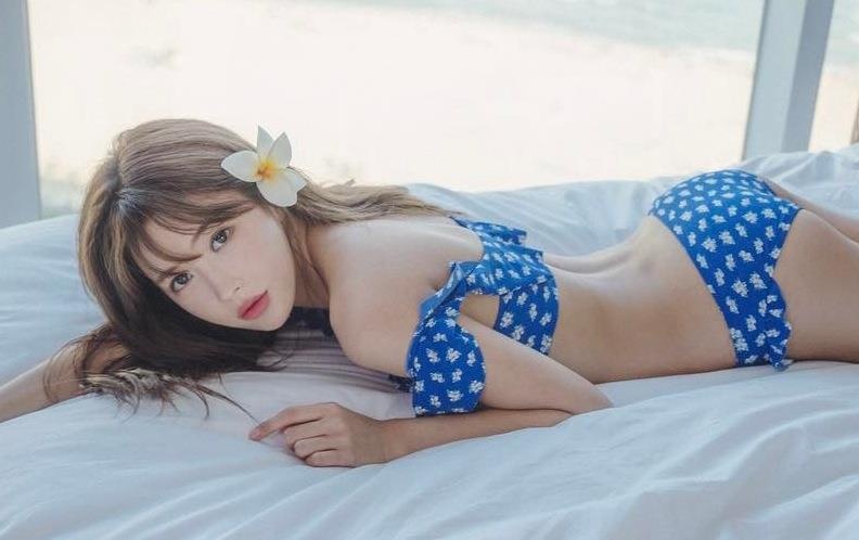 Nu nhan vien phuc vu quan game doi doi vi xinh nhu hot girl hinh anh