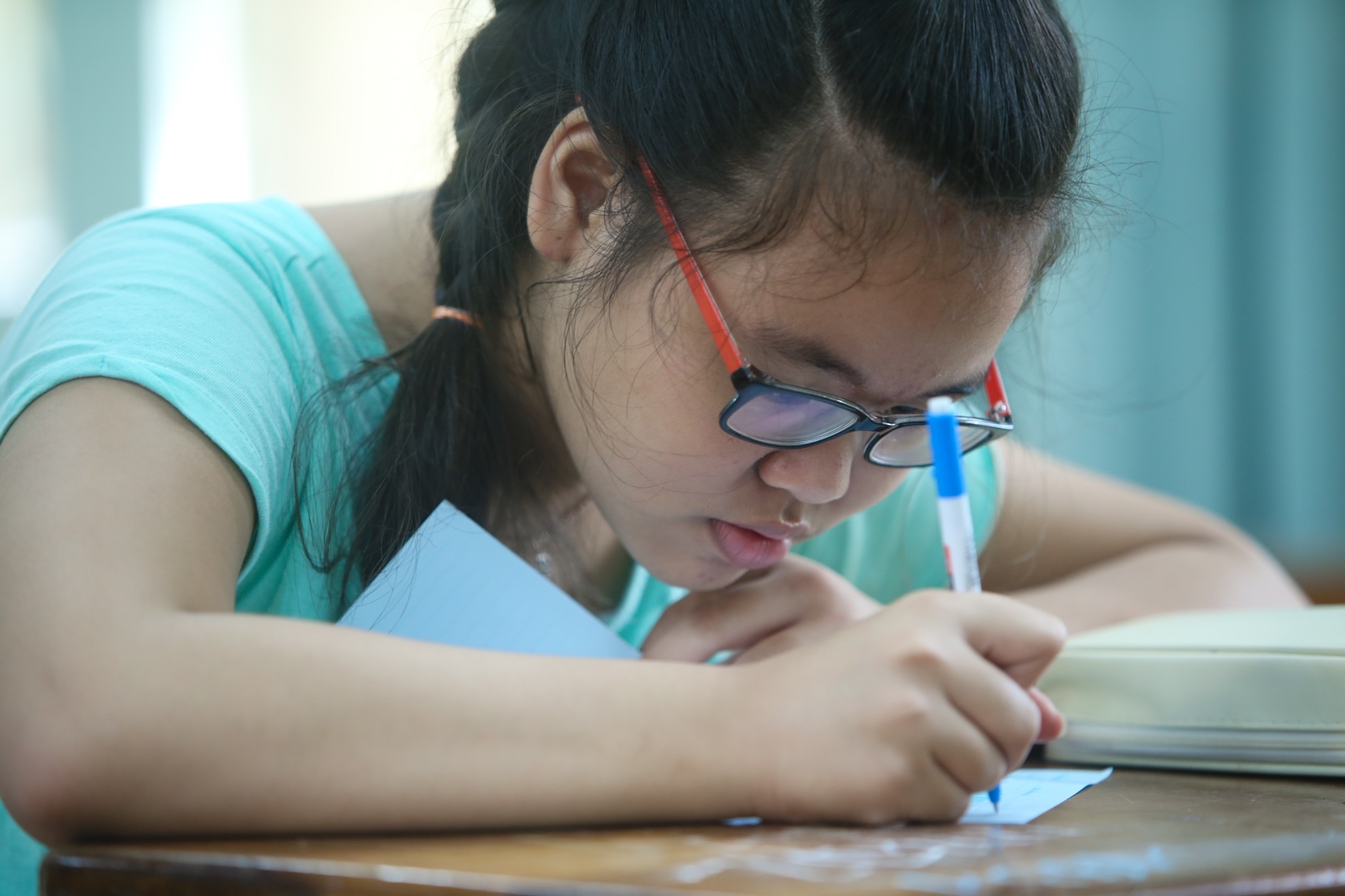 Hoc sinh thi khao sat bang tieng Anh vao truong noi tieng Sai Gon hinh anh