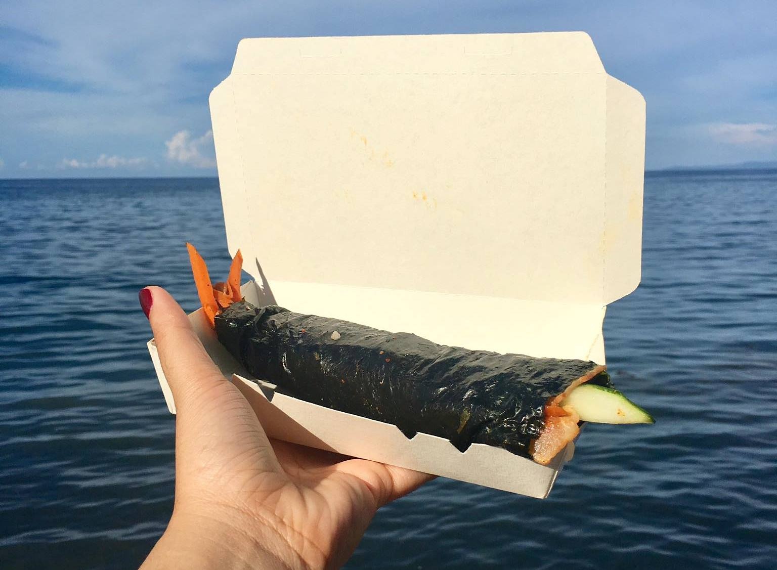 cô gái bán đồ ăn cho người nghèo ảnh 2 co gai ban do an cho nguoi ngheo anh 2