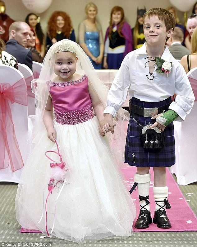 cô bé làm đám cưới trước khi mất ảnh 2 co be lam dam cuoi truoc khi mat anh 2