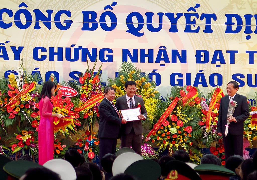 Xet tieu chuan GS va PGS: Cong khai, co doi thoai va tranh luan hinh anh