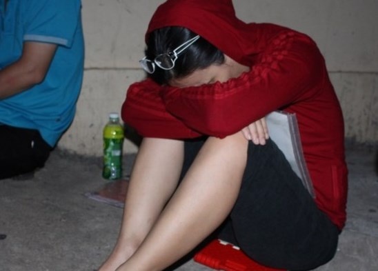 Phu huynh thuc trang dem cho nop ho so cho con hinh anh