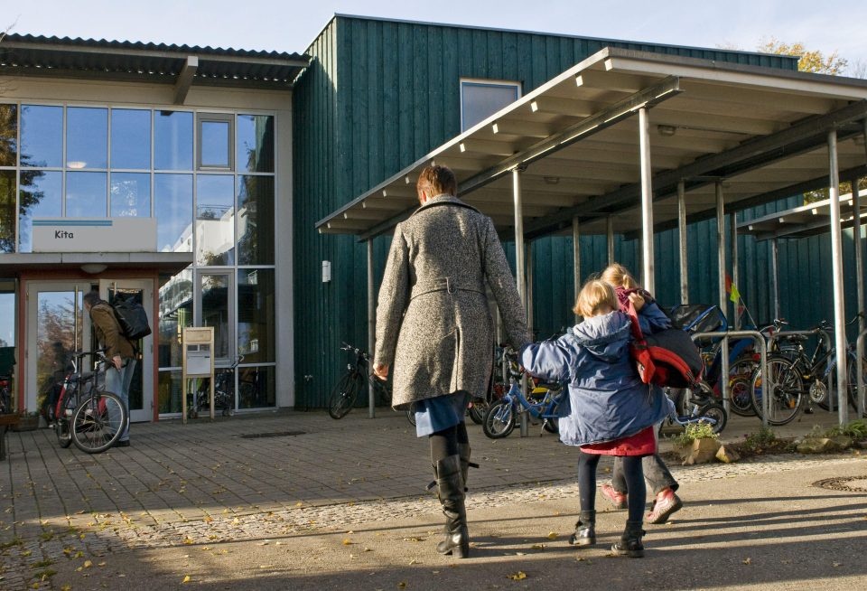 phạt tiền phụ huynh vì con đi muộn ảnh 1 phat tien phu huynh vi con di muon anh 1