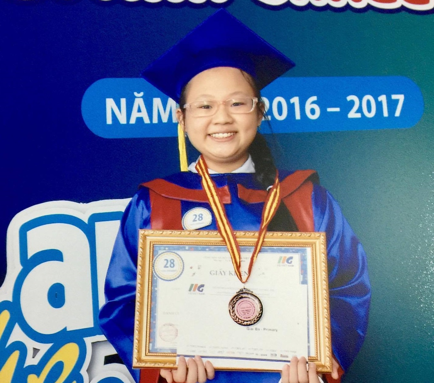 Thu khoa truong chuyen Tran Dai Nghia muon lam dai su hoa binh hinh anh