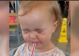 Phan ung cua be gai khi lan dau uong Coca hinh anh