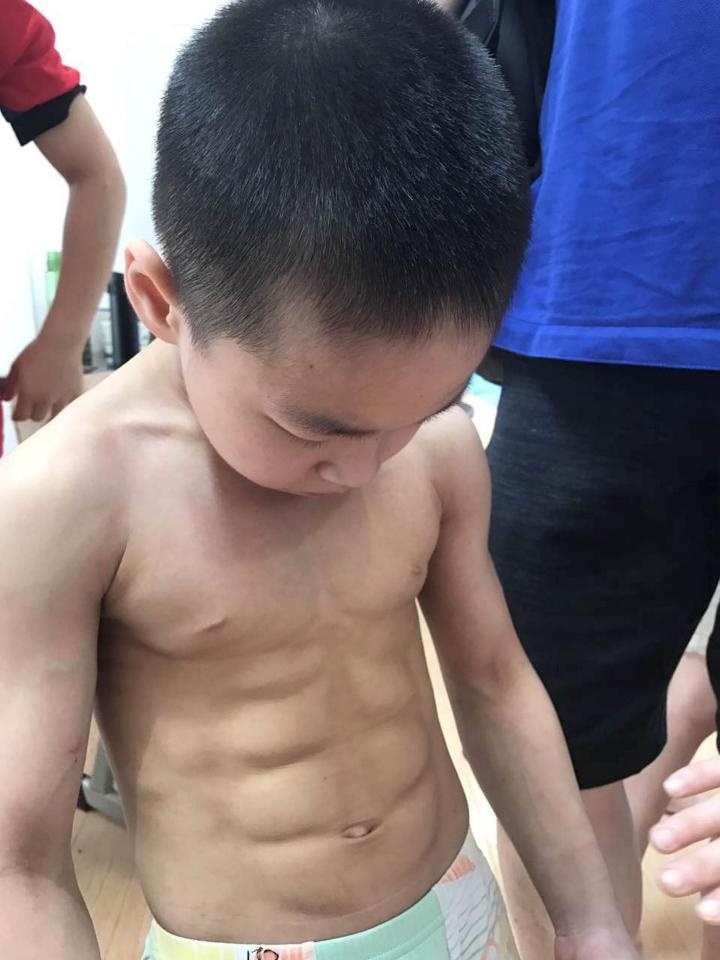 cậu bé cơ bụng 8 múi ảnh 3 cau be co bung 8 mui anh 3