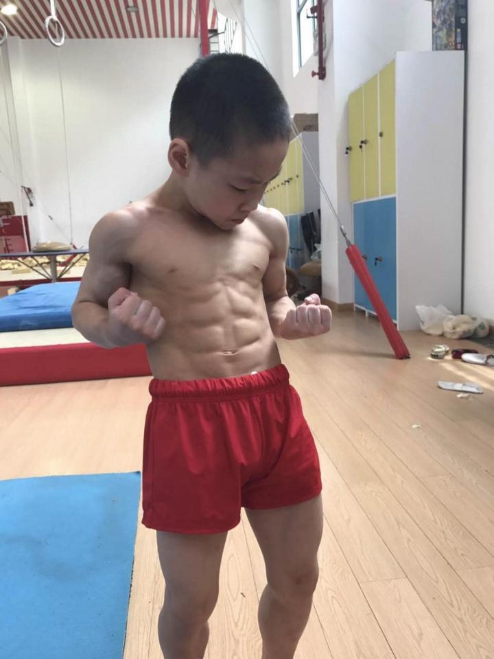cậu bé cơ bụng 8 múi ảnh 2 cau be co bung 8 mui anh 2
