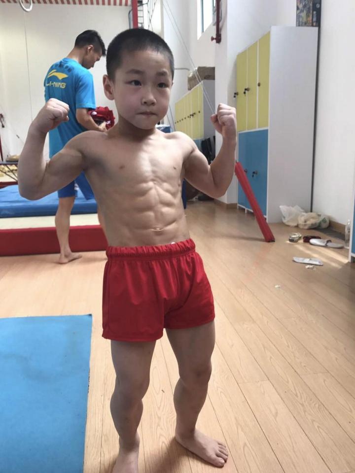 cậu bé cơ bụng 8 múi ảnh 4 cau be co bung 8 mui anh 4