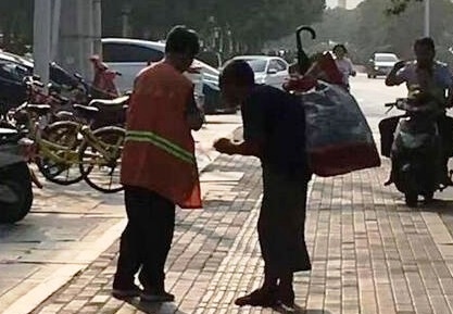 Nu lao cong ngheo chia se do an sang voi nguoi an xin mu hinh anh