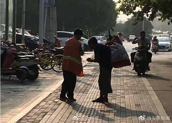 lao công chia sẻ đồ ăn với người ăn xin ảnh 1 lao cong chia se do an voi nguoi an xin anh 1