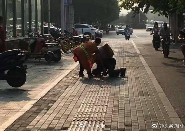 lao công chia sẻ đồ ăn với người ăn xin ảnh 2 lao cong chia se do an voi nguoi an xin anh 2