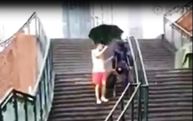 Chang trai che o cho nguoi an xin giu troi mua to hinh anh