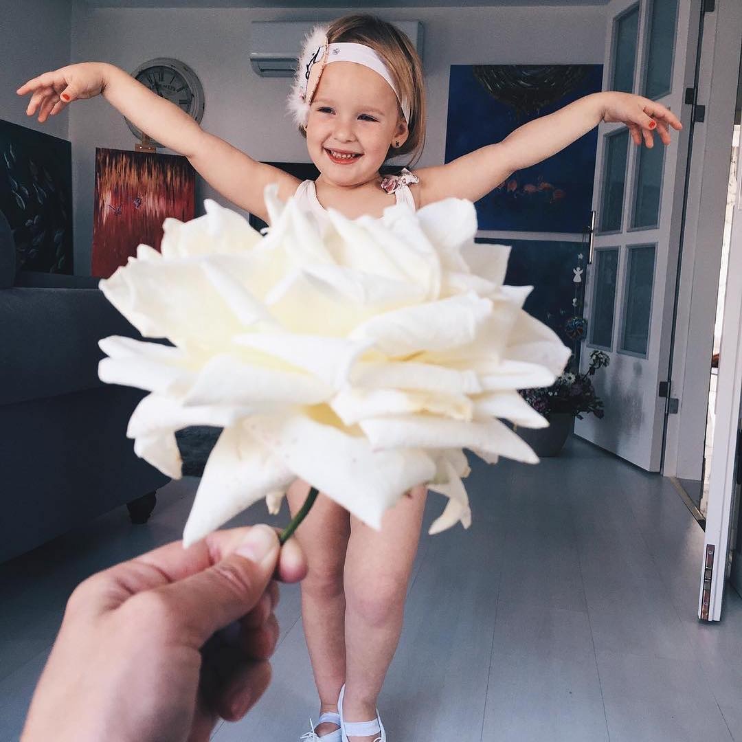 co be noi tieng nho bo anh chup voi hoa qua anh 8