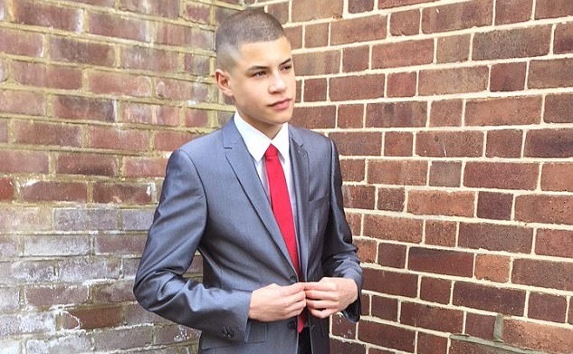 Nam sinh kiem tien nho ban hang gan nha ve sinh cua truong hinh anh