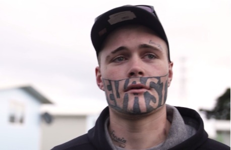 Chang trai xam kin nguoi quyet chiu dau 'tay mat' de doi doi hinh anh