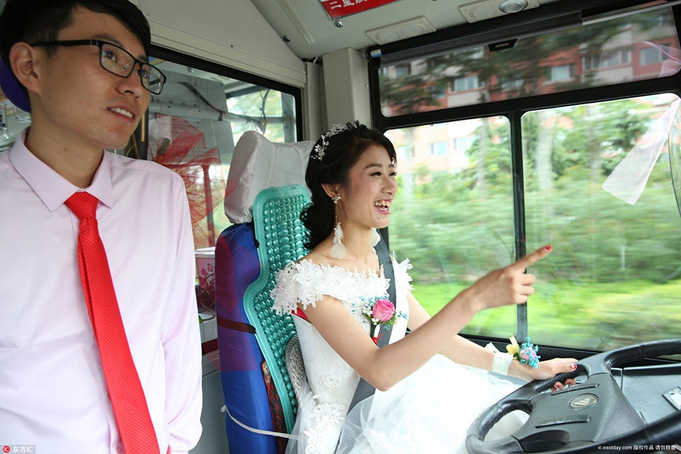 Co dau lai xe bus don chu re va quan khach den dam cuoi hinh anh