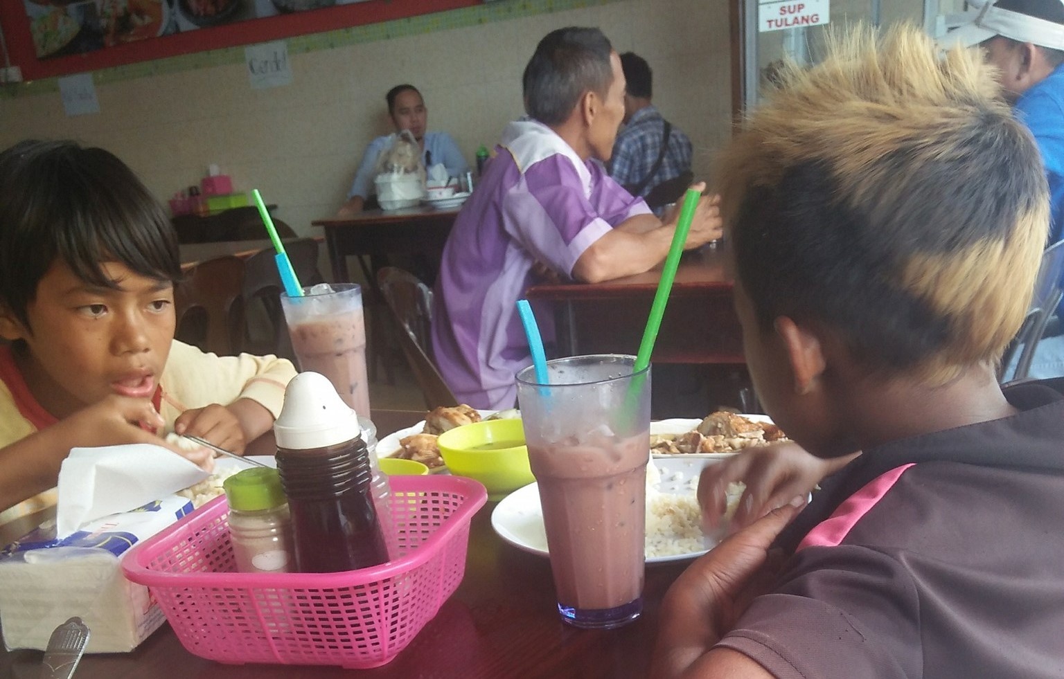 'Mot bua no' cua hai dua tre hang ngay kiem an tu thung rac hinh anh