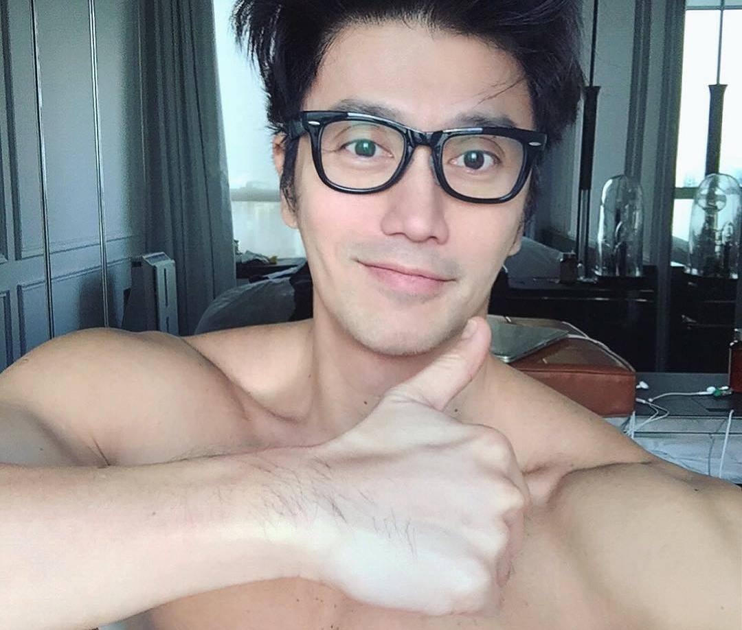 'Hot boy' U50 noi tieng nho guong mat dien trai, co the 6 mui hinh anh