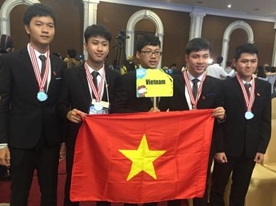 Ngoi truong co 4 hoc sinh gianh huy chuong Olympic quoc te hinh anh