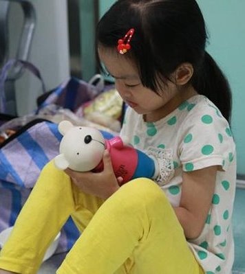 bé gái từ chối chữa bệnh ảnh 2 be gai tu choi chua benh anh 2