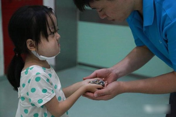 bé gái từ chối chữa bệnh ảnh 3 be gai tu choi chua benh anh 3